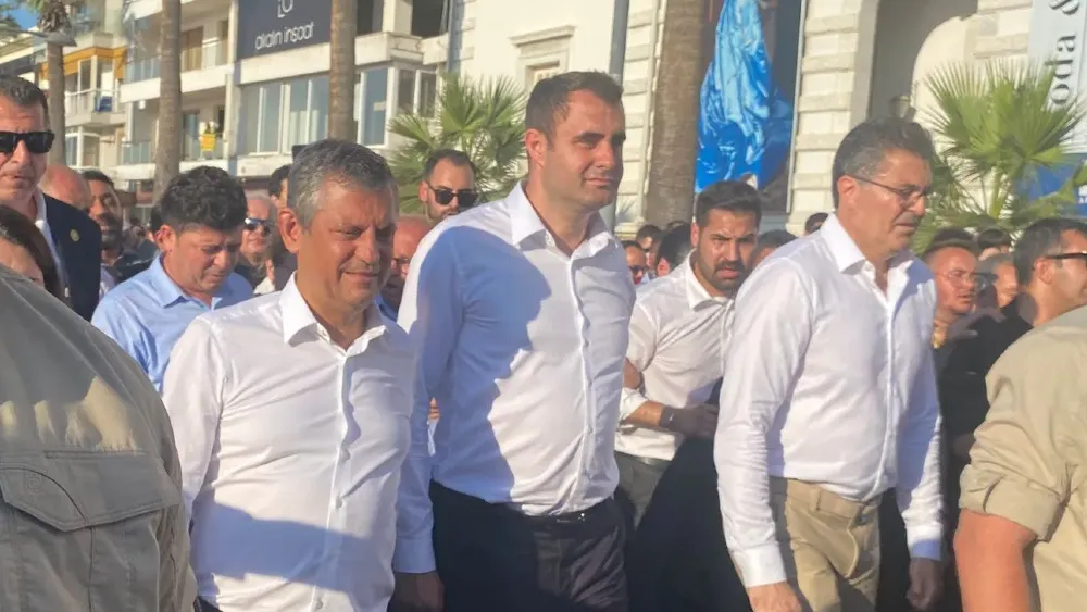 İzmir’de Özgür Özel’e büyük ilgi… 