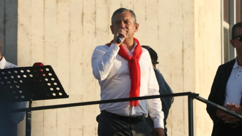 CHP İzmir’de ikiye bölündü… Özel: 50 çapulcuyla il binasını bastılar!