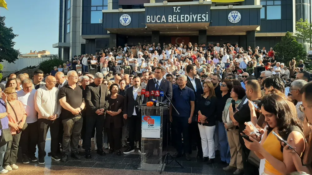 Buca Belediyesi önünden Duman ve Günay'a destek...Çağatay Güç: Korkmuyoruz, geri adım atmayacağız