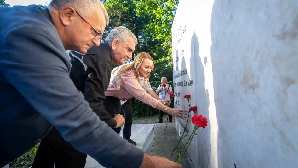 Nazım Hikmet Konak’ta heykeli başında düzenlenen törenle anıldı
