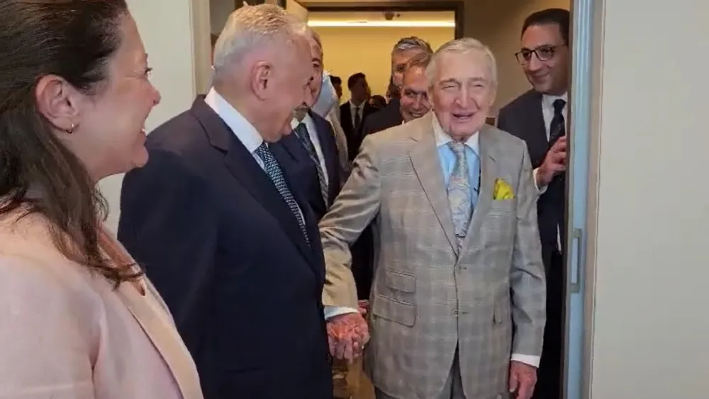 Rahmi Koç’tan güldüren fıkra: Doktor ilk sen soyun!