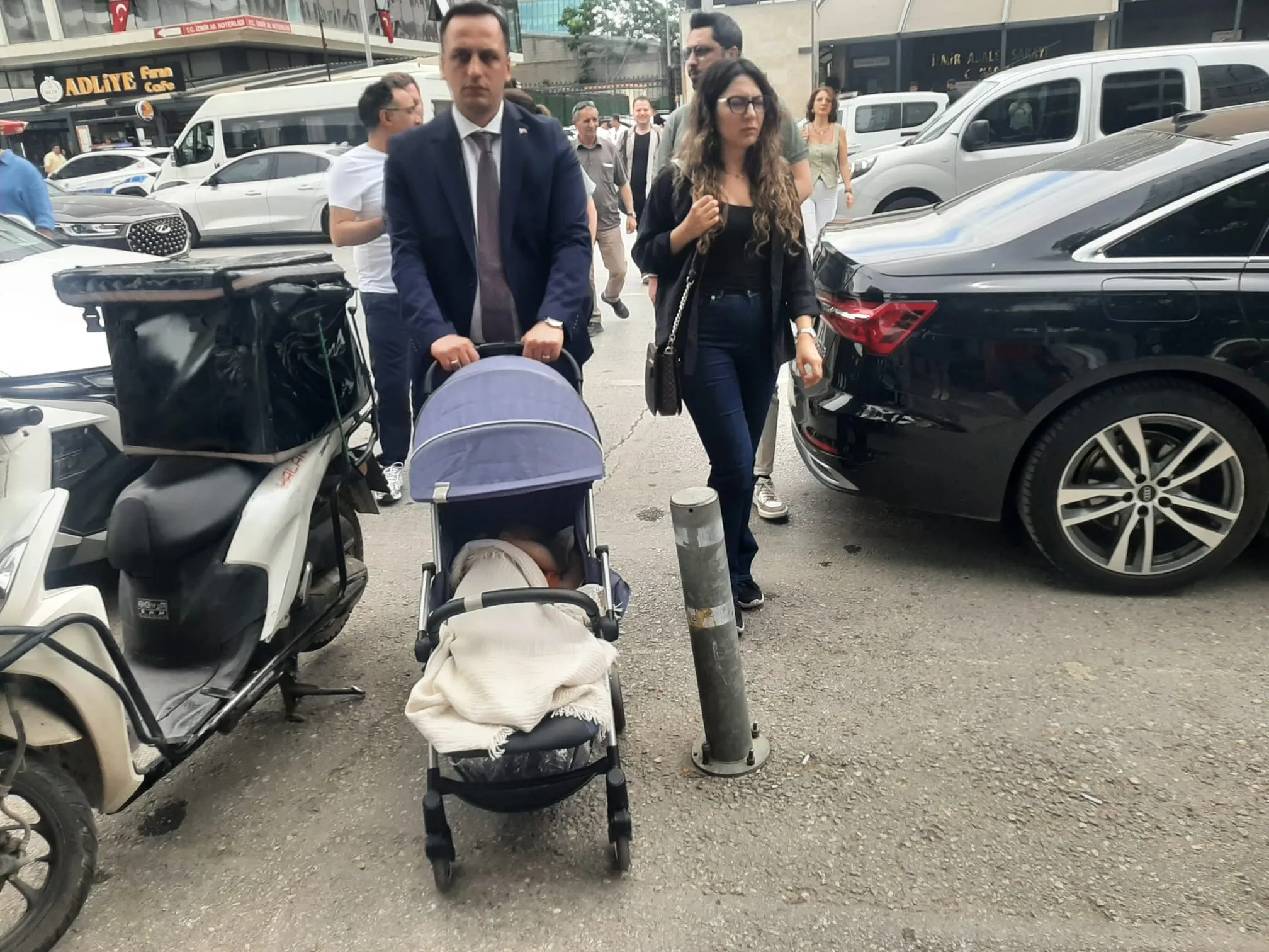 Eşki'ye ayrıca İzmir Büyükşehir Belediye Meclisi CHP Grup Başkan Vekili Yağmur Yurdakul Özkan da eşlik etti.