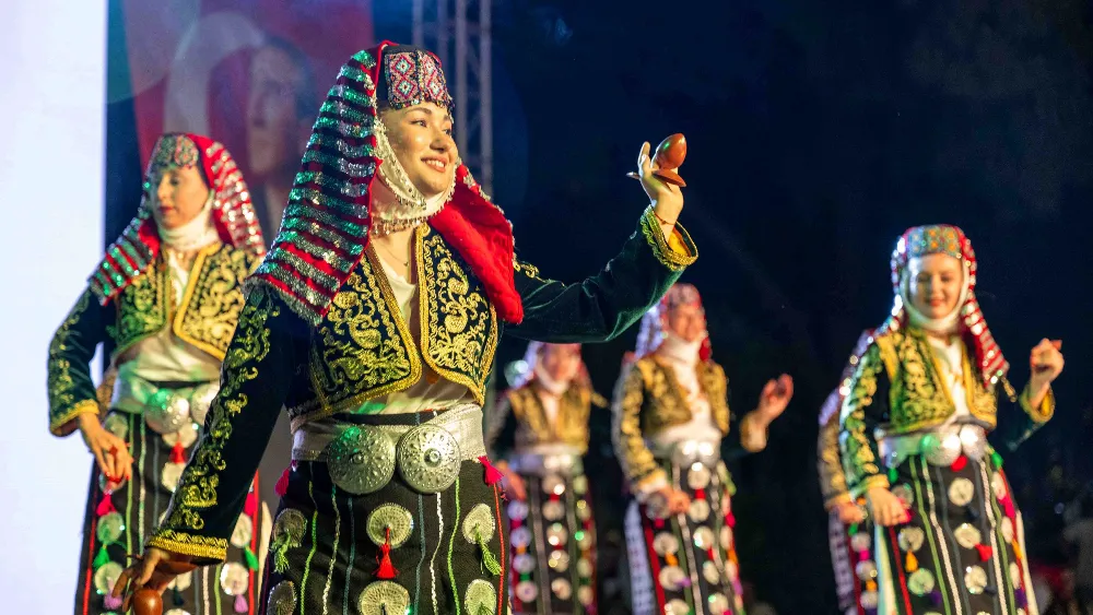 Bornova Halk Dansları Festivali'nde muhteşem gala