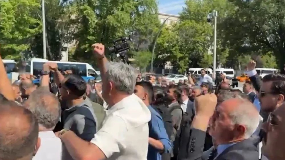 Gözler CHP Grup Toplantısı'na çevrildi! Meclis Dikmen kapısında arbede çıktı