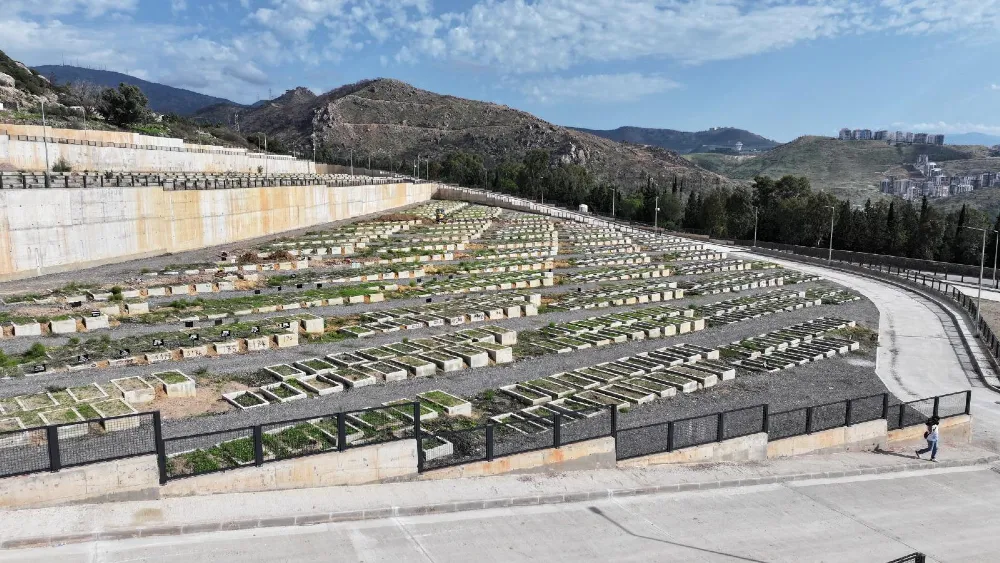 İzmir’de mezarlıklara standart geliyor… Türkiye’ye örnek olacak