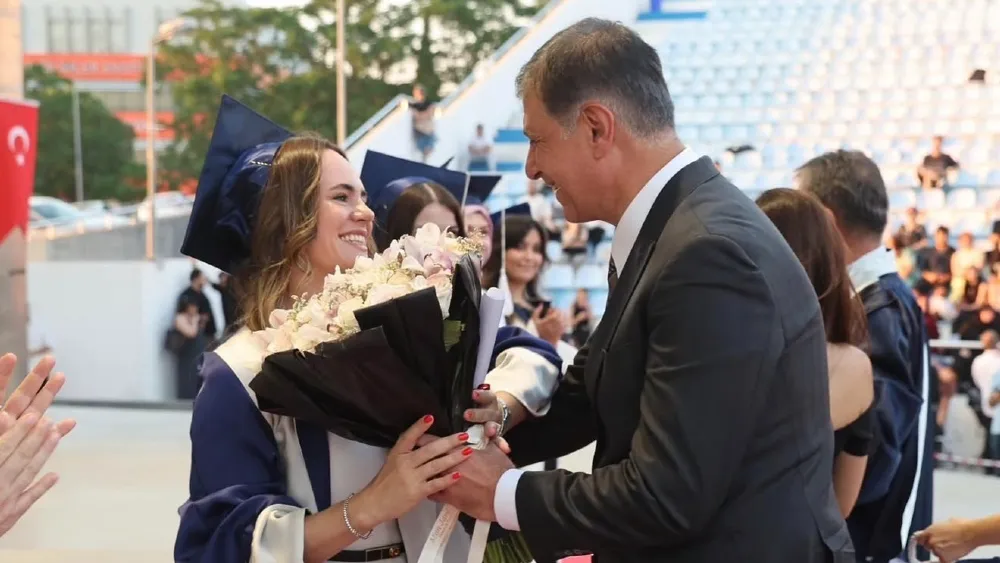 Tugay çiftinin ‘mezuniyet’ sevinci… Başkan eşini sahnede çiçek takdim ederek tebrik etti…
