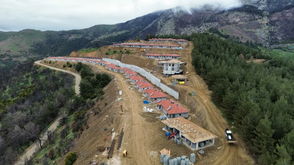 Başkan Saygılı müjdeyi verdi: Ödemiş'te yanan evler Temmuz sonunda teslim ediliyor!