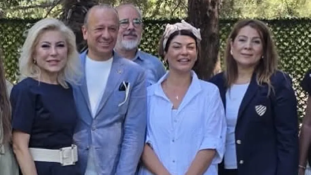 Ünlü şarkıcı AK Parti İzmir’in fahri Kültür ve Sanat Elçisi olarak atandı