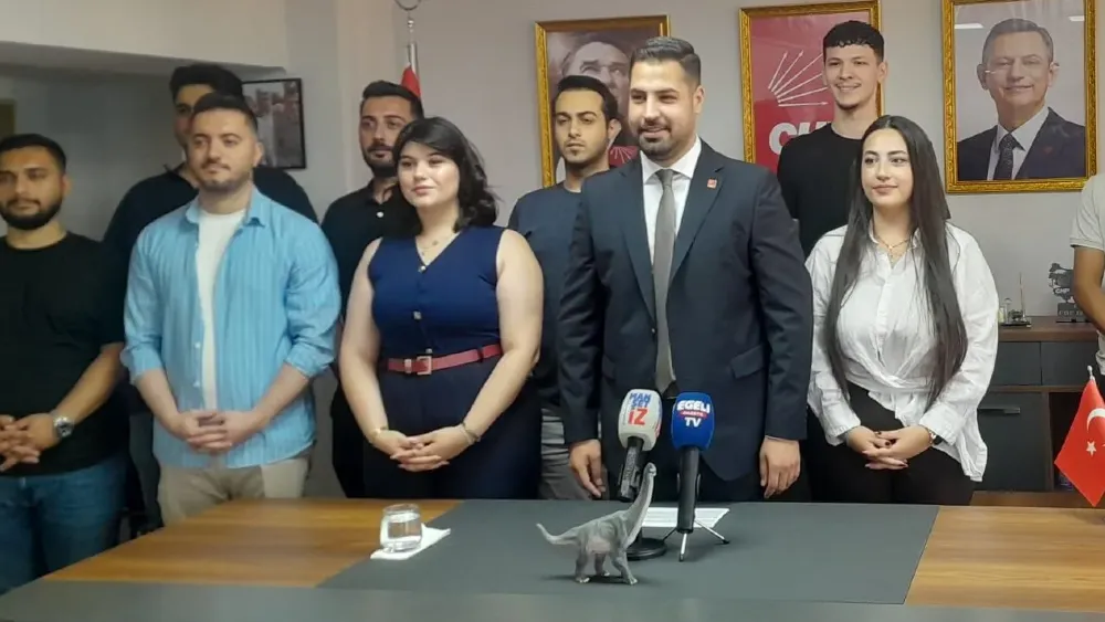 CHP’li gençlerden partinin İzmirli Genel Sekreteri’ne 'dinazorlu' gönderme