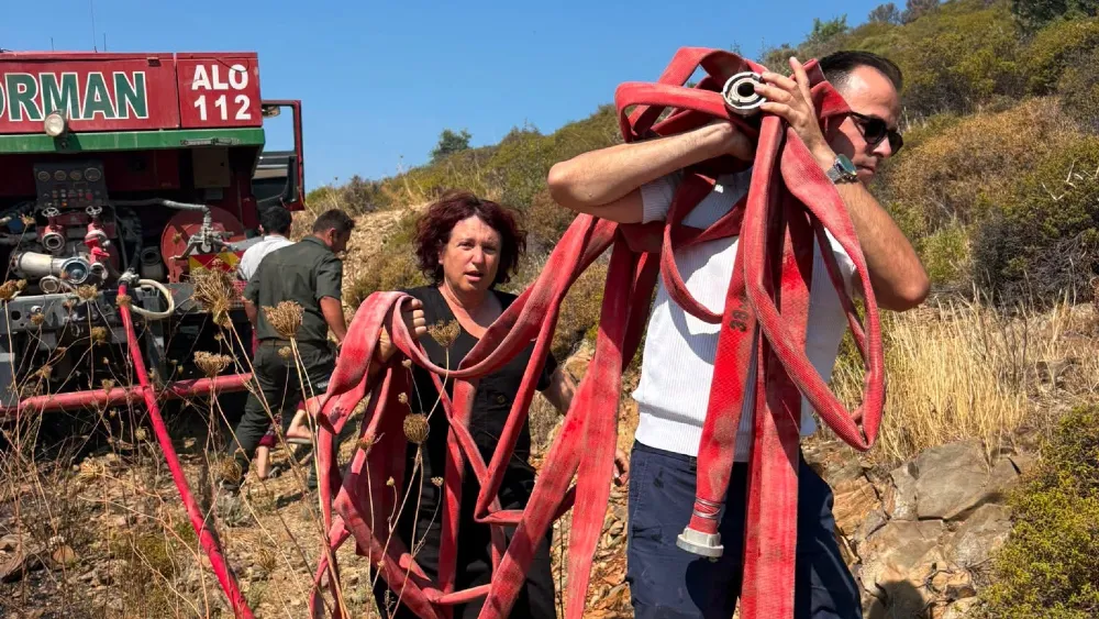 Karaburun’da korkutan yangın… Başkan alevlere müdahale ettiği görüntüleri paylaştı