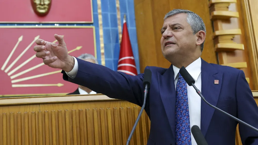 Özgür Özel CHP'ye veda etti, yeni partinin yürüyüşünü başlattı