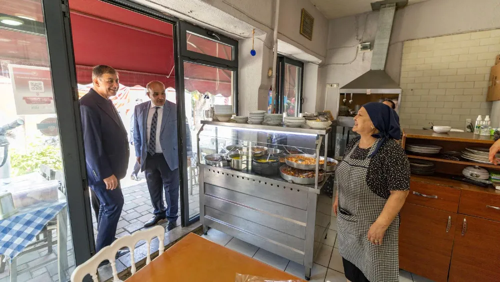 Başkan Tugay Güzelbahçe'de esnaf ve vatandaşlarla buluştu