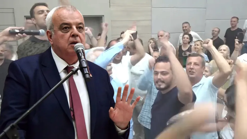 CHP Bornova mahalle temsilcilerinden Gençlik Marşı ile istifa