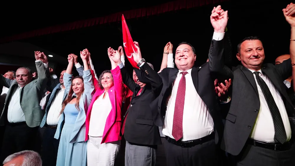 Özgür Özel’e memleketinden güçlü destek… Manisa’dan 15 belediye başkanı YENİ Parti’de