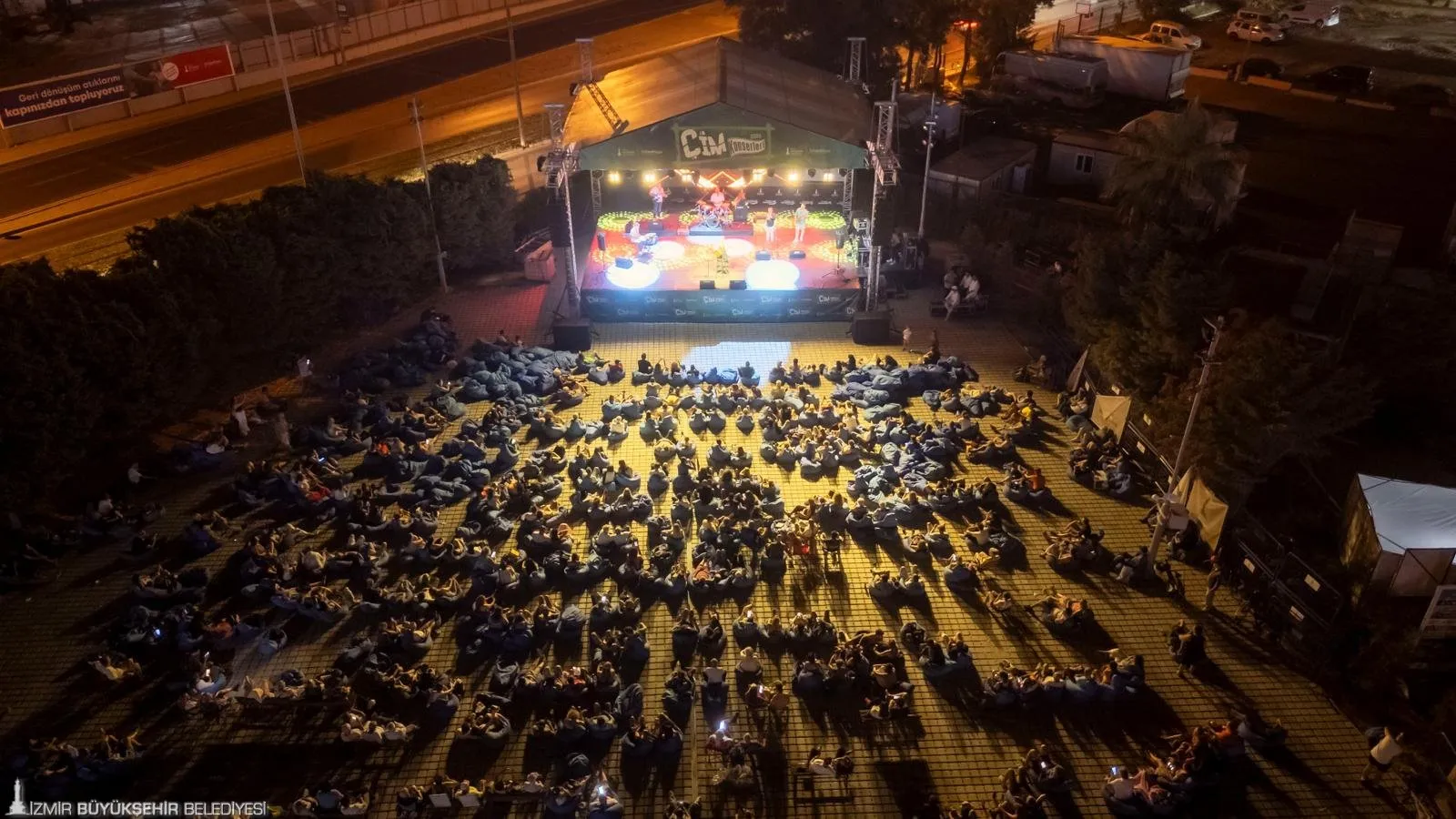 İzmirliler Çim Konserleri'ne yoğun ilgi gösterdi