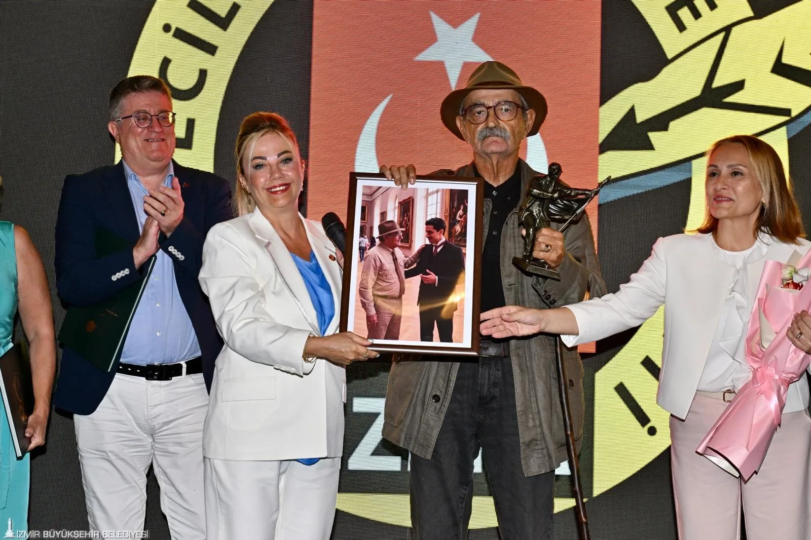 İzmir Gazeteciler Cemiyeti Başkanı Dilek Gappi, gecede ödül verdi