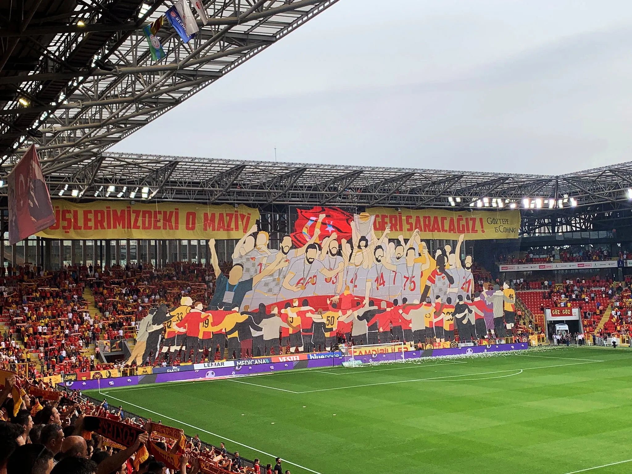 Göztepe taraftarı takımına verdiği destekle adından söz ettiriyor