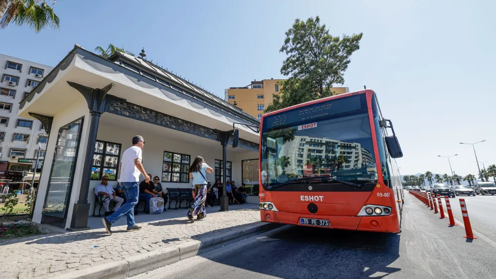 İzmir'in kimliğini yansıtan yeni durak hizmete açıldı