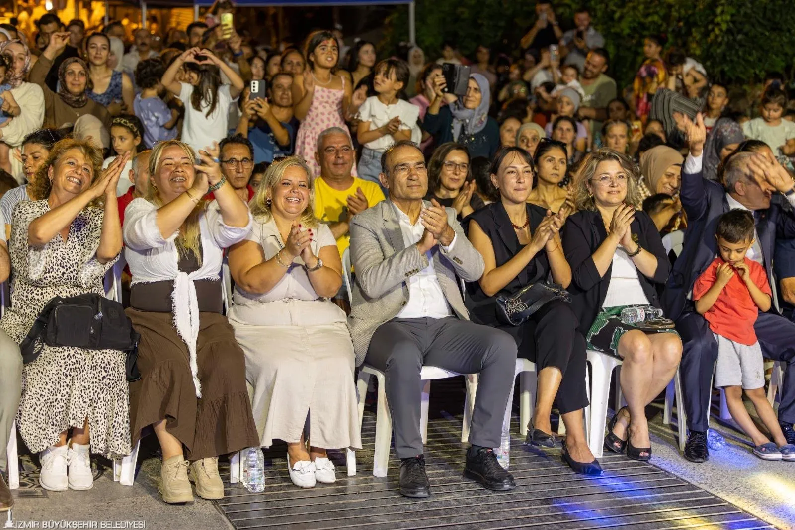 İzmir Büyükşehir Başkan Vekili Dr. Zafer Levent Yıldır, mahallelilerle birlikte müziklere eşlik etti.