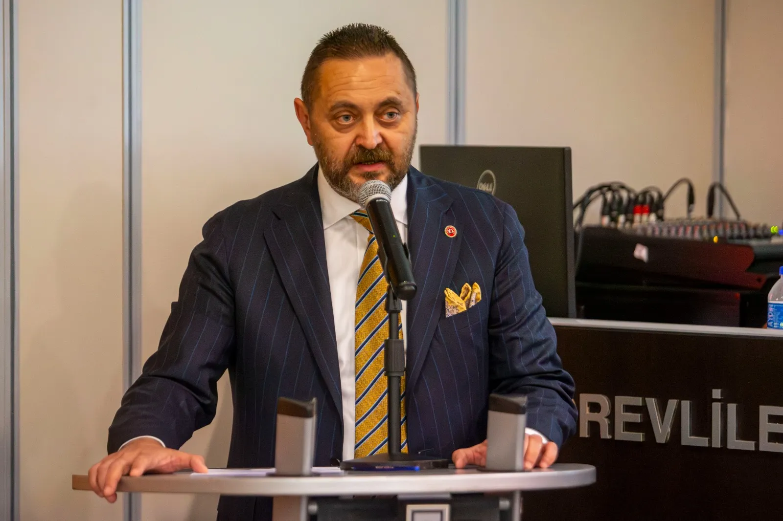 Ak Parti Karşıyaka Belediye Meclisi Grup Başkanvekili Hasan Ünal, Karşıyaka Belediyesi'ne tepki gösterdi