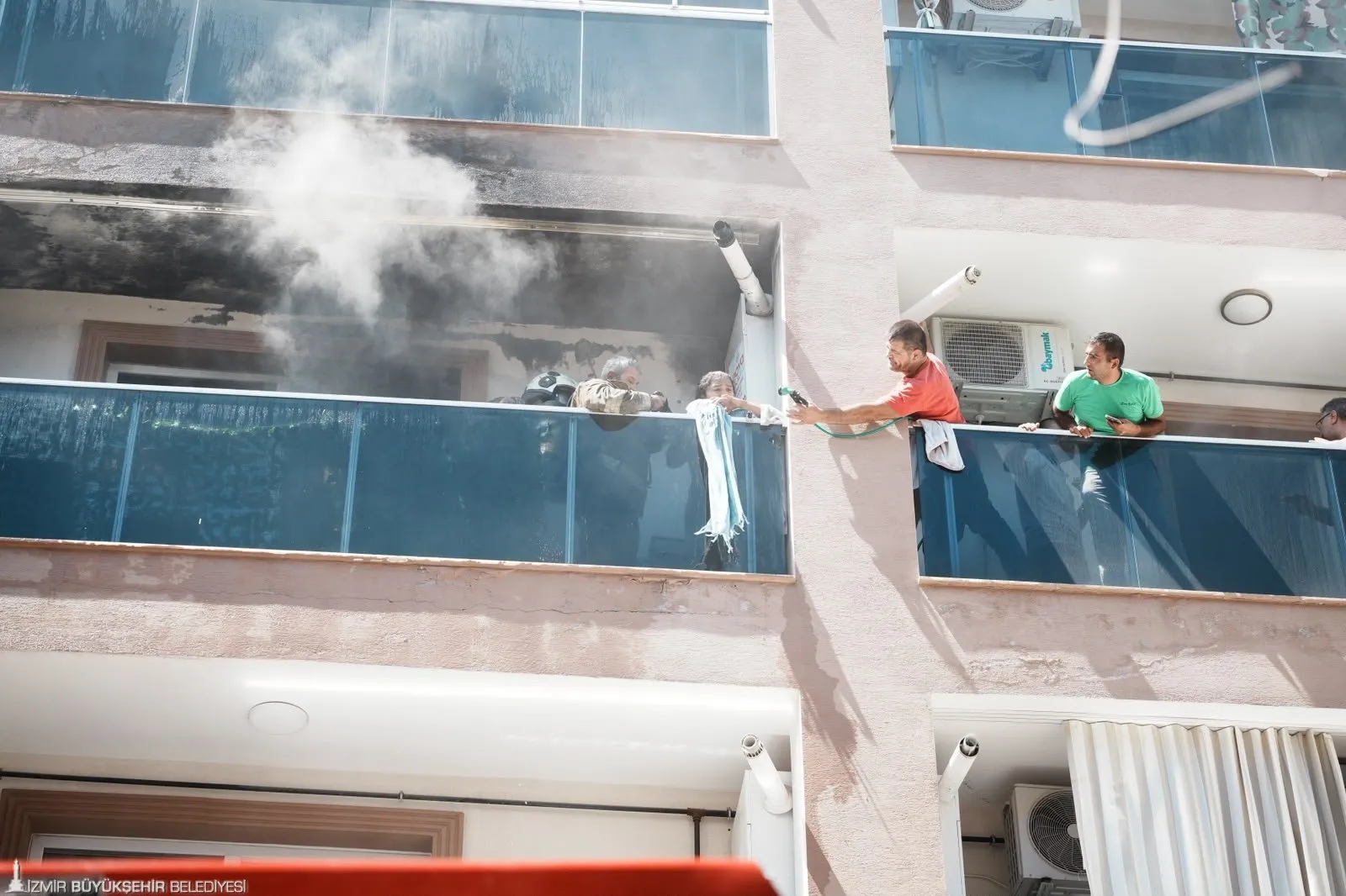 İzmir Büyükşehir Belediyesi İtfaiye Dairesi Başkanlığı ekipleri yangına anında müdahale etti