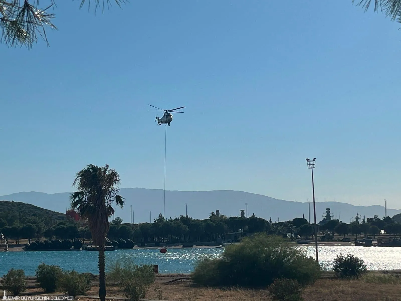 Ekipler denizden su alarak yangına müdahale etti.