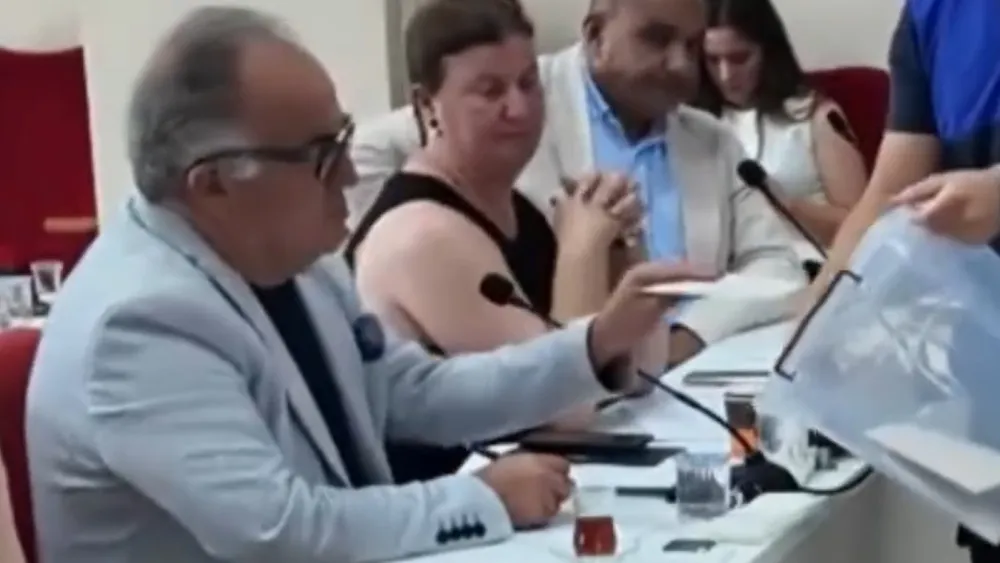 Güzelbahçe’deki sürpriz istifanın arka planında ‘boş oy’ iddiası çıktı… Video kayıtlarında görüldü…