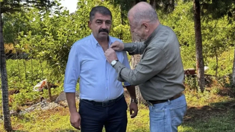 Denizli Kale'de Zafer Partisi bilmecesi… Başkan: Rozeti birden takıverdi; seçmenim git diyene kadar partimdeyim