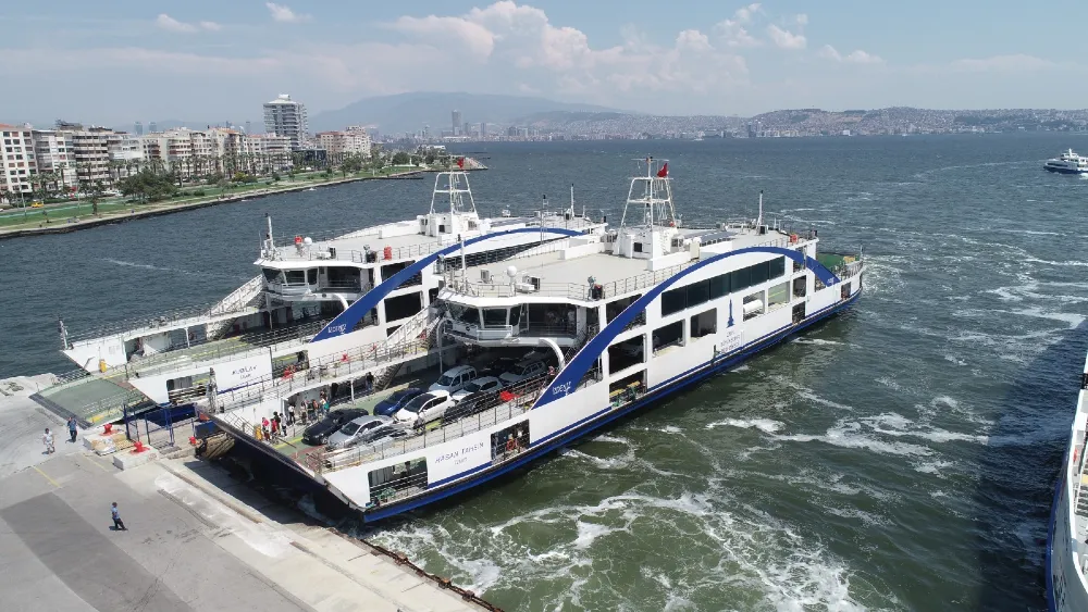 Denizde ek seferler trafiği rahatlattı... 20 bin araç yola çıkmadı