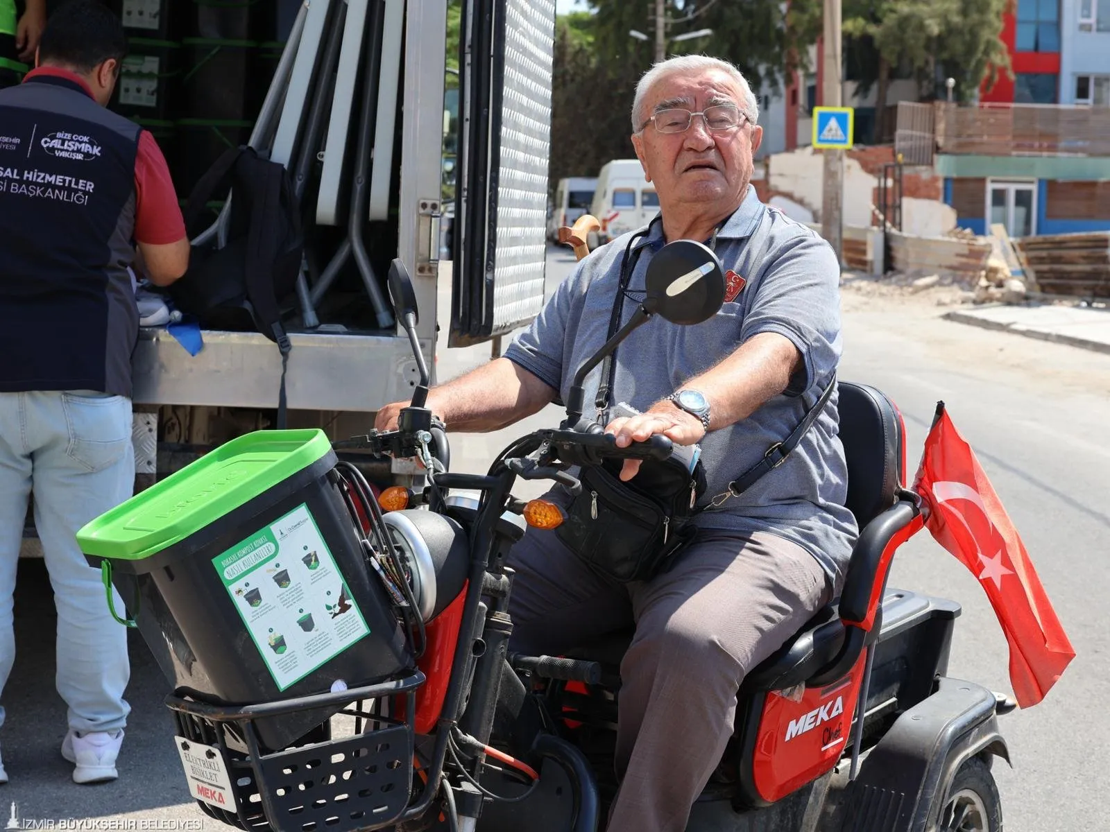 Vatandaşlar İzmir Büyükşehir Belediyesi'nin dağıttığı bokaşi (bokashi) kompost setlerine yoğun ilgi gösterdi