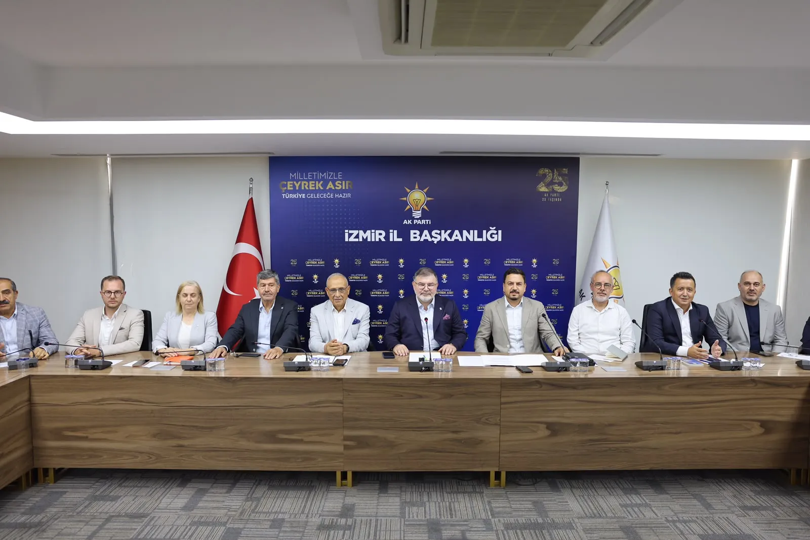AK Parti İzmir İl Başkanı Bilal Saygılı, AK Parti'nin 25. kuruluş yıldönümü dolayısıyla; Ana Kademe, Kadın ve Gençlik Kolları, İlçe Başkanları, Meclis Üyeleri ve geçmiş dönemde görev alan teşkilat mensuplarıyla bir araya geldi.