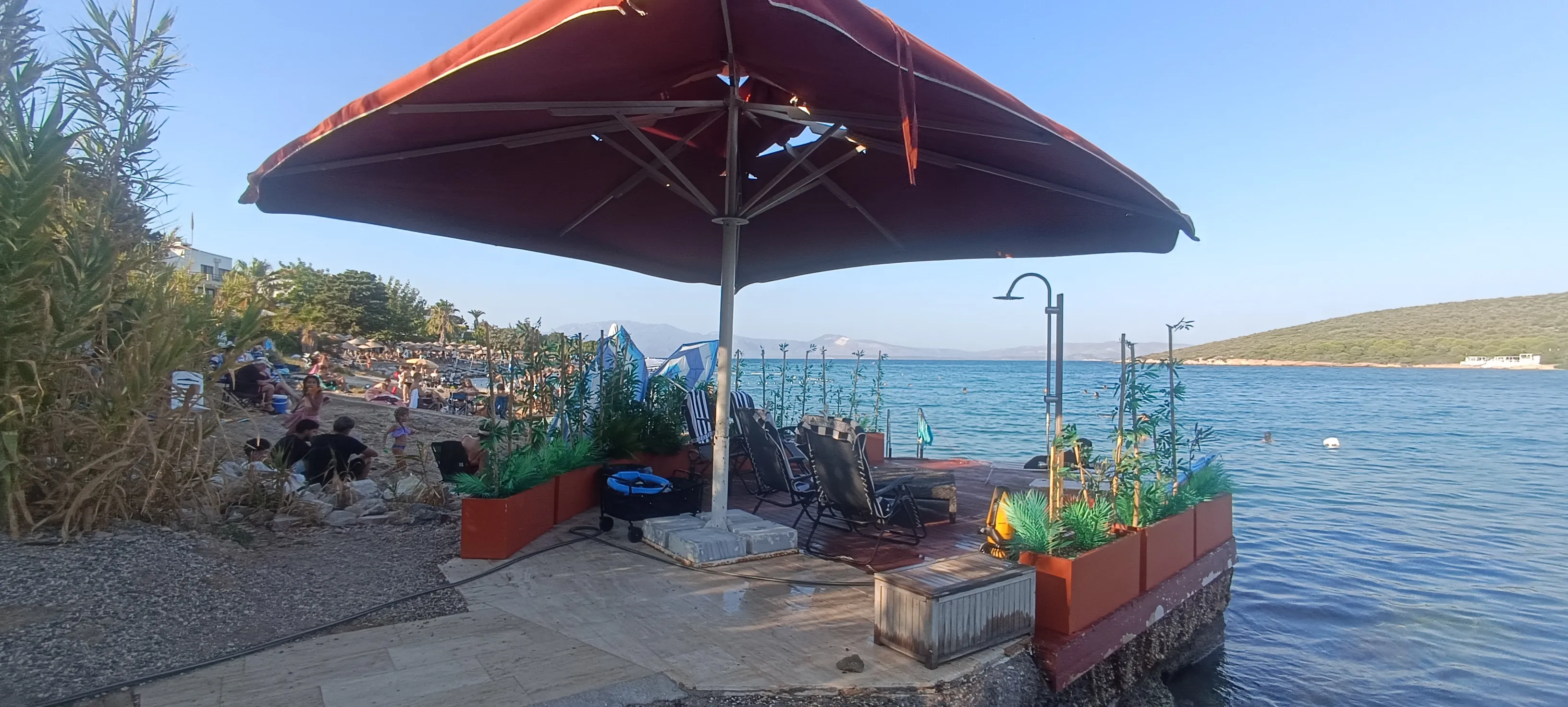 Kişiler kamu alanı olan iskeleyi kendilerine özel beach'e dönüştürdü