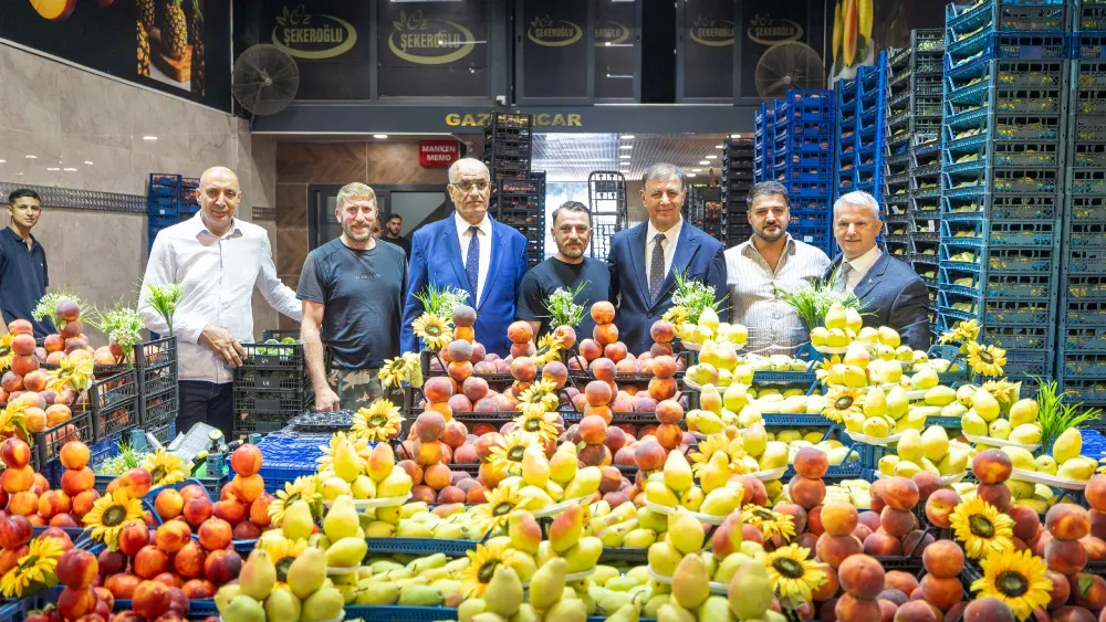 İzmir Sebze ve Meyve Hali’ne giden Başkan Tugay: Herkes hak ettiği kazanca sahip olmalı