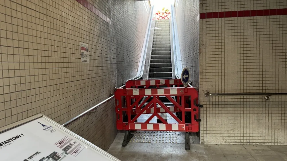 AK Partili Kaya’dan metroda bozuk merdiven çıkışı: Tatile mi gitti, emekliye mi ayrıldı?