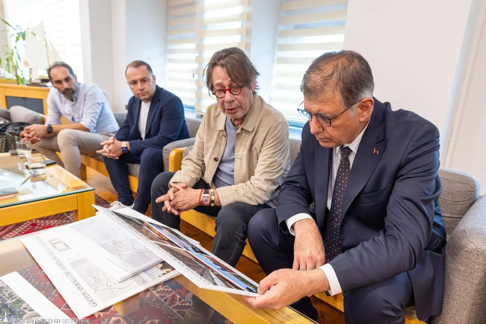 Göztepe Onursal Başkanı Mehmet Sepil, İzmir Büyükşehir Belediye Başkanı Cemil Tugay'a İnciraltı Olimpik Branşlar Tesisi'nin proje detaylarını anlattı.