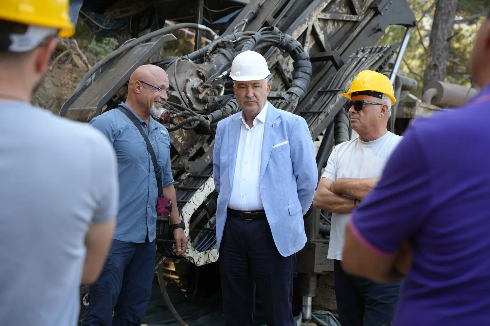 Kemalpaşa Belediye Başkanı Mehmet Türkmen, bu kez maden arama çalışmalarının yürütüldüğü sahada incelemelerde bulundu.