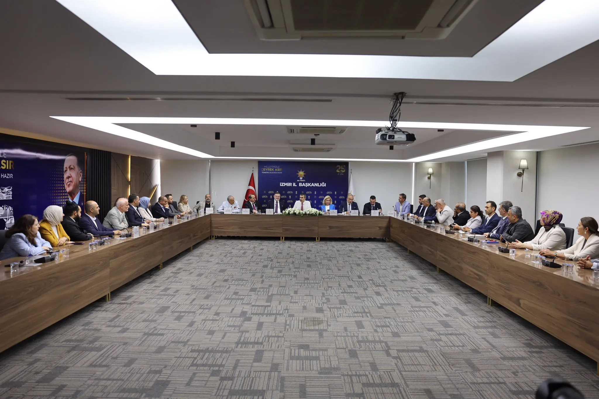 Millî Eğitim Bakanı Yusuf Tekin, Ak Parti İzmir İl Yönetim Kurulu toplantısına katıldı.