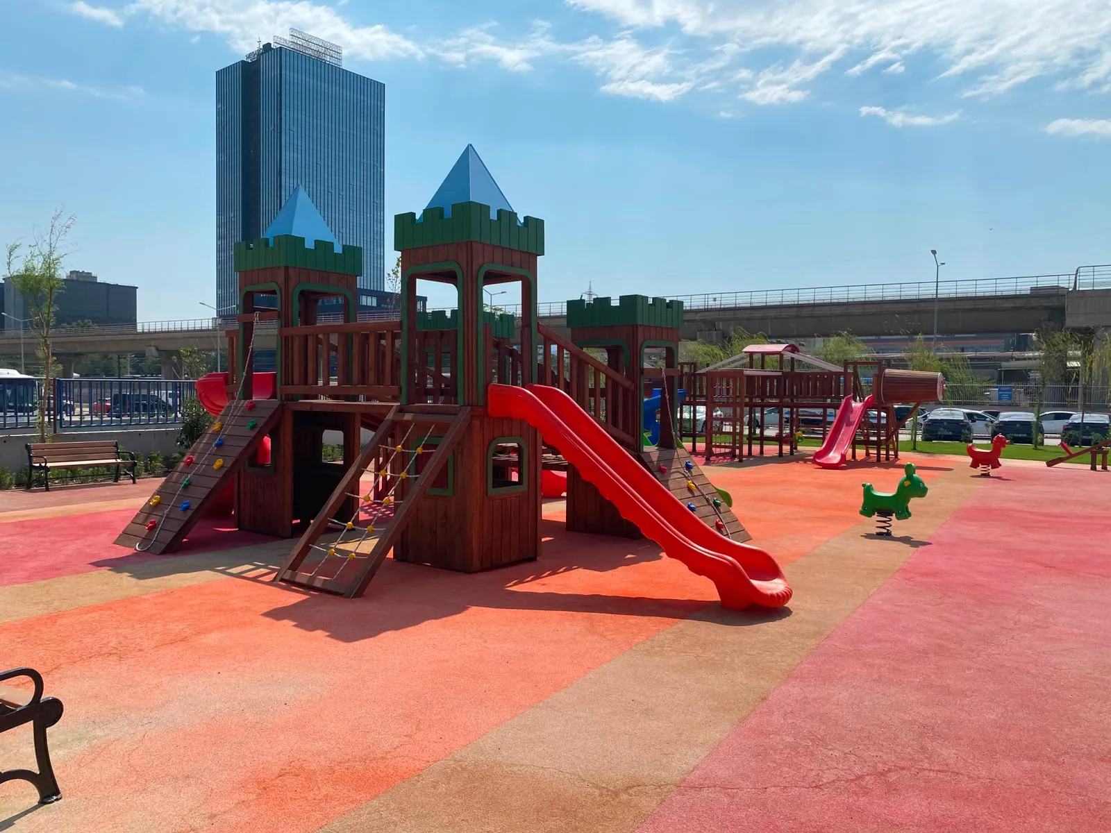 Yenişehir Mahallesi'nde 6 bin metrekarelik park alanı bölge halkının hizmetine açıldı.