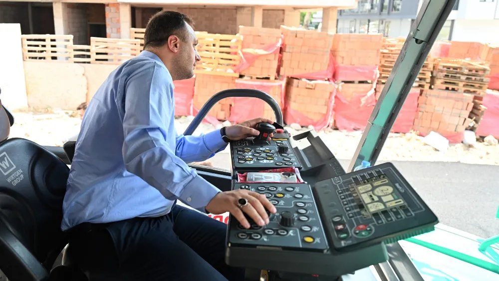 Kazım Dirik ve Erzene’de yol, kaldırım ve peyzaj seferberliği
