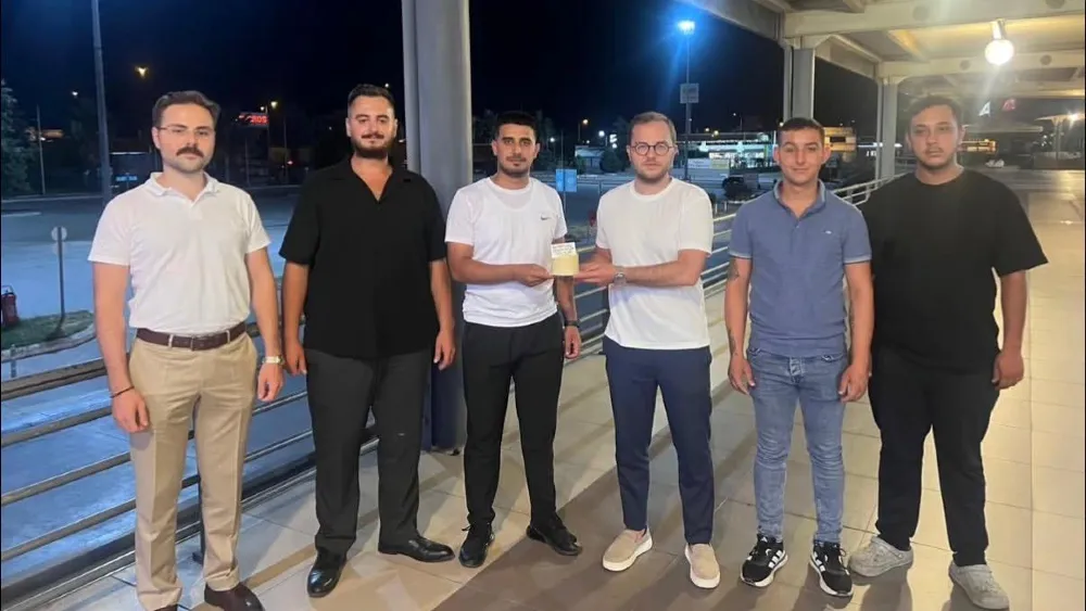 AK Parti İzmir İl Gençlik Kolları’ndan anlamlı kutlama: 25. yılda 25 yaşındaki gençlerle doğum günü kutlaması