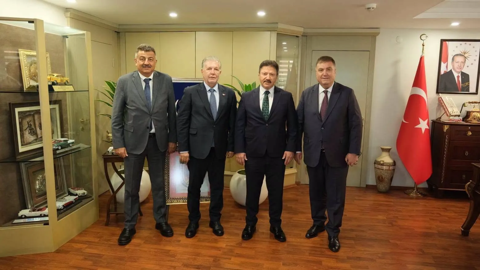 İzmir Esnaf ve Sanatkarlar Odaları Birliği Başkanı Yalçın Ata, Türkiye Esnaf ve Sanatkarları Konfederasyonu seçimlerinde Türkiye Şoförler ve Otomobilciler Federasyonu Başkanı Mehmet Yiğiner'e destek verecek.