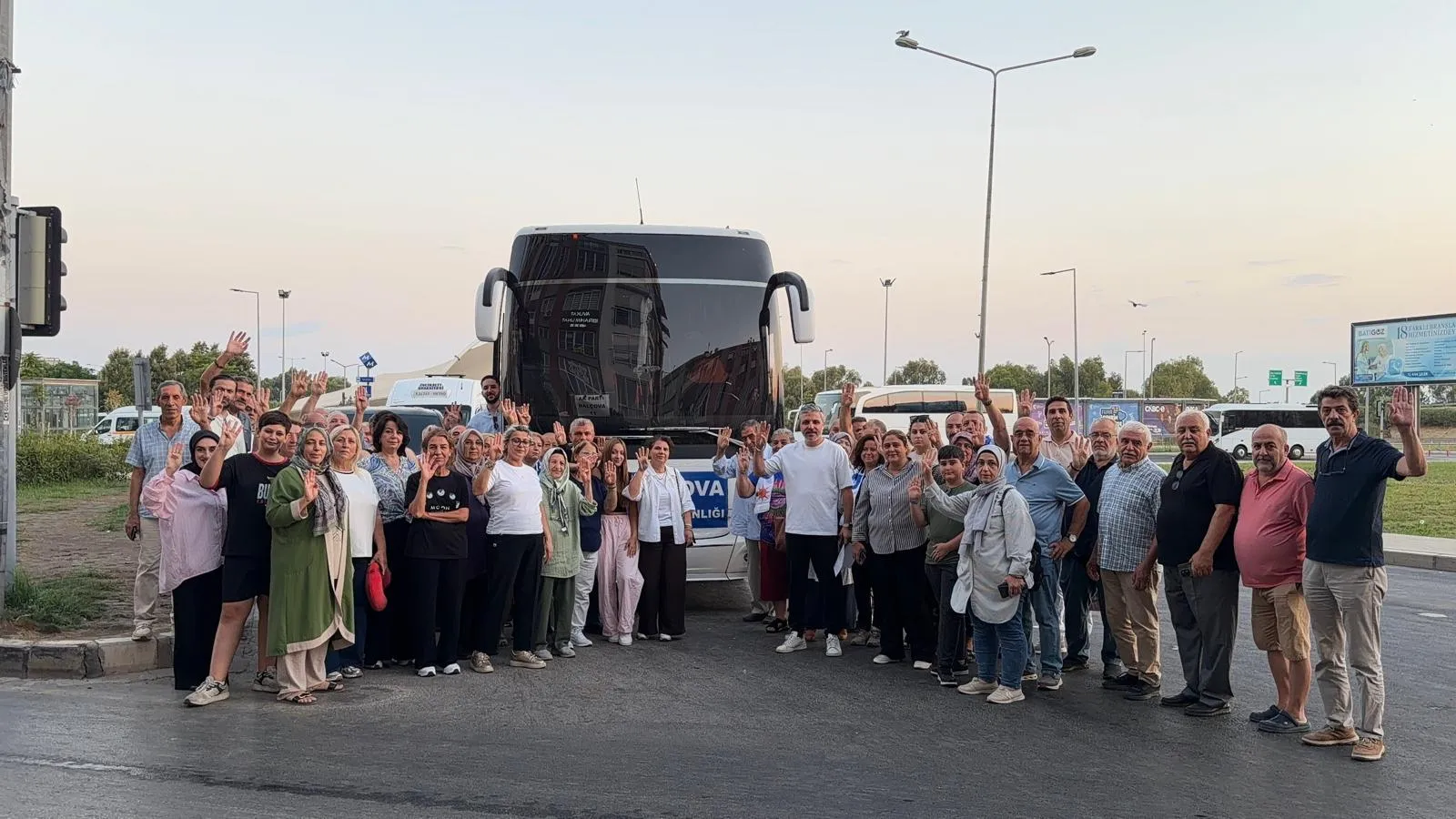 AK Parti'nin bugün Ankara'da gerçekleşecek 25, yıl etkinlikleri için İzmir'den 5 bin kişi yola çıktı.