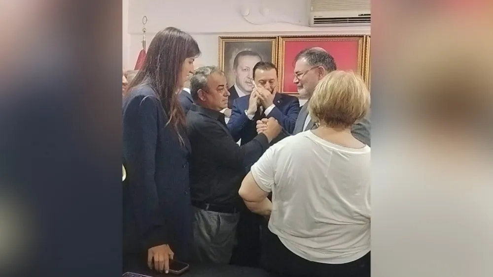 Menderes’te CHP’li Meclis Üyesi AK Parti’nin kutlamasında!