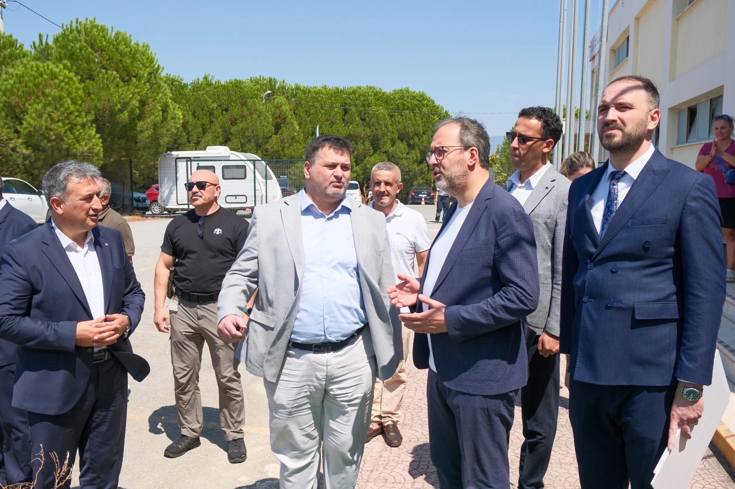 Gençlik ve Spor eski Bakanı, AK Parti İzmir Milletvekili Mehmet Kasapoğlu, Gaziemir ve Balçova'daki havuz ziyaretlerinde Erhan Gülenç Medya Grubu Başkanı Erhan Gülenç'e kentte yapılan spor ve gençlik yatırımlarıyla ilgili de bilgiler verdi.