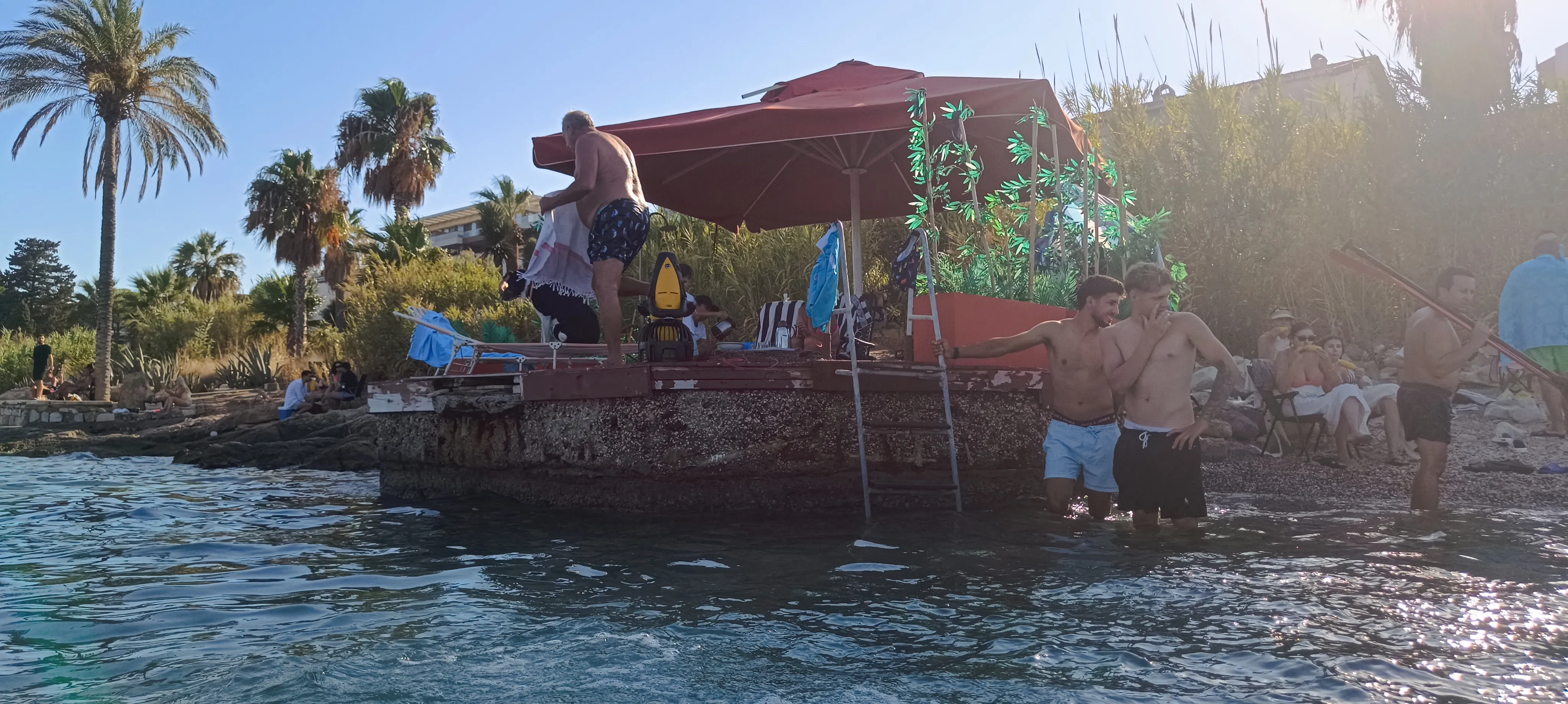 Ünlü işadamı Hasan Aygıt özel beach'e dönüştürdüğü kamu alanını vatandaşlar kullanamıyordu.