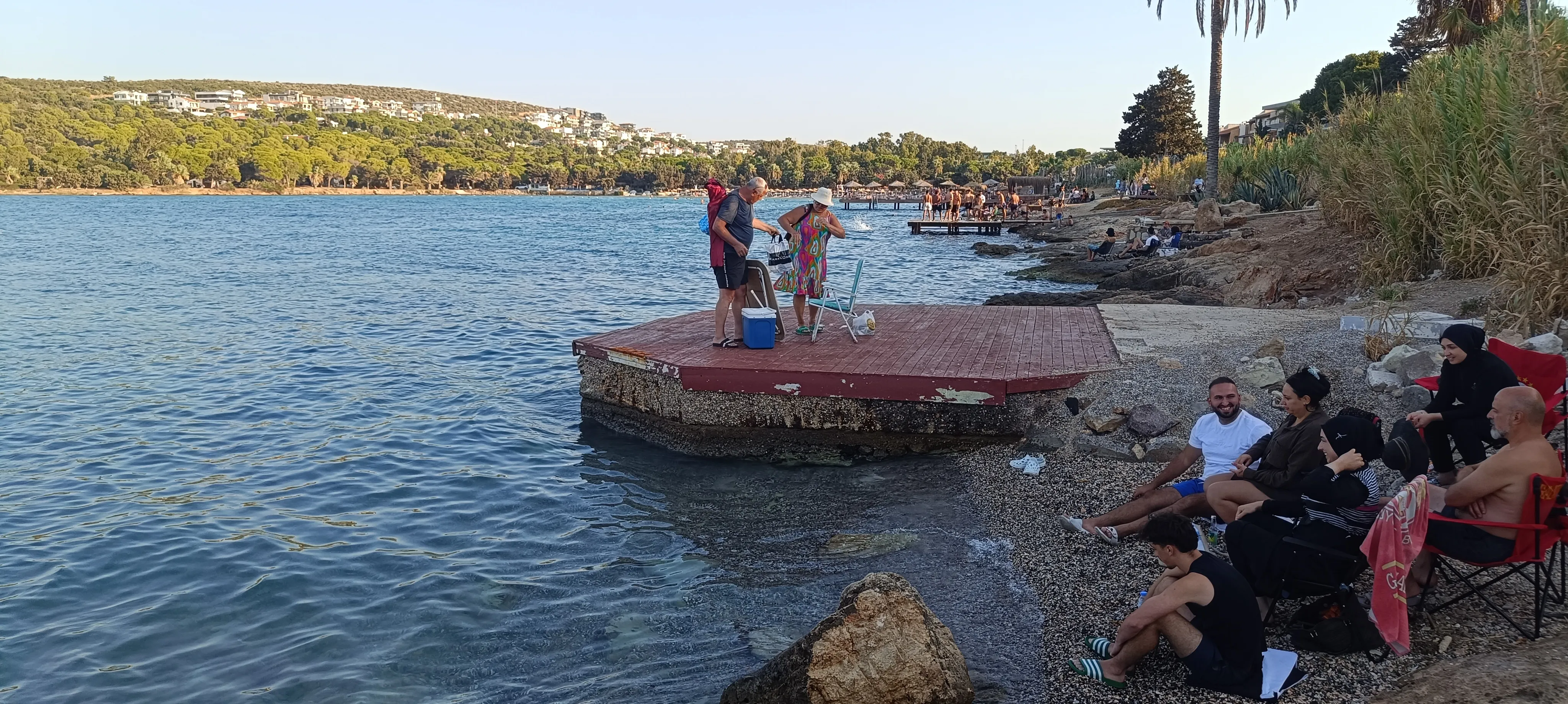 Çeşme Belediyesi'nin müdahalesinin ardından ünlü iş adamının tüm işgalleri kaldırıldı ve iskele vatandaşların kullanımına açıldı.