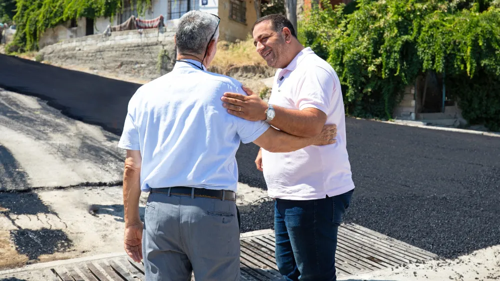Başkan Uzun'dan Narlıdere'deki asfalt çalışmalarına yerinde inceleme