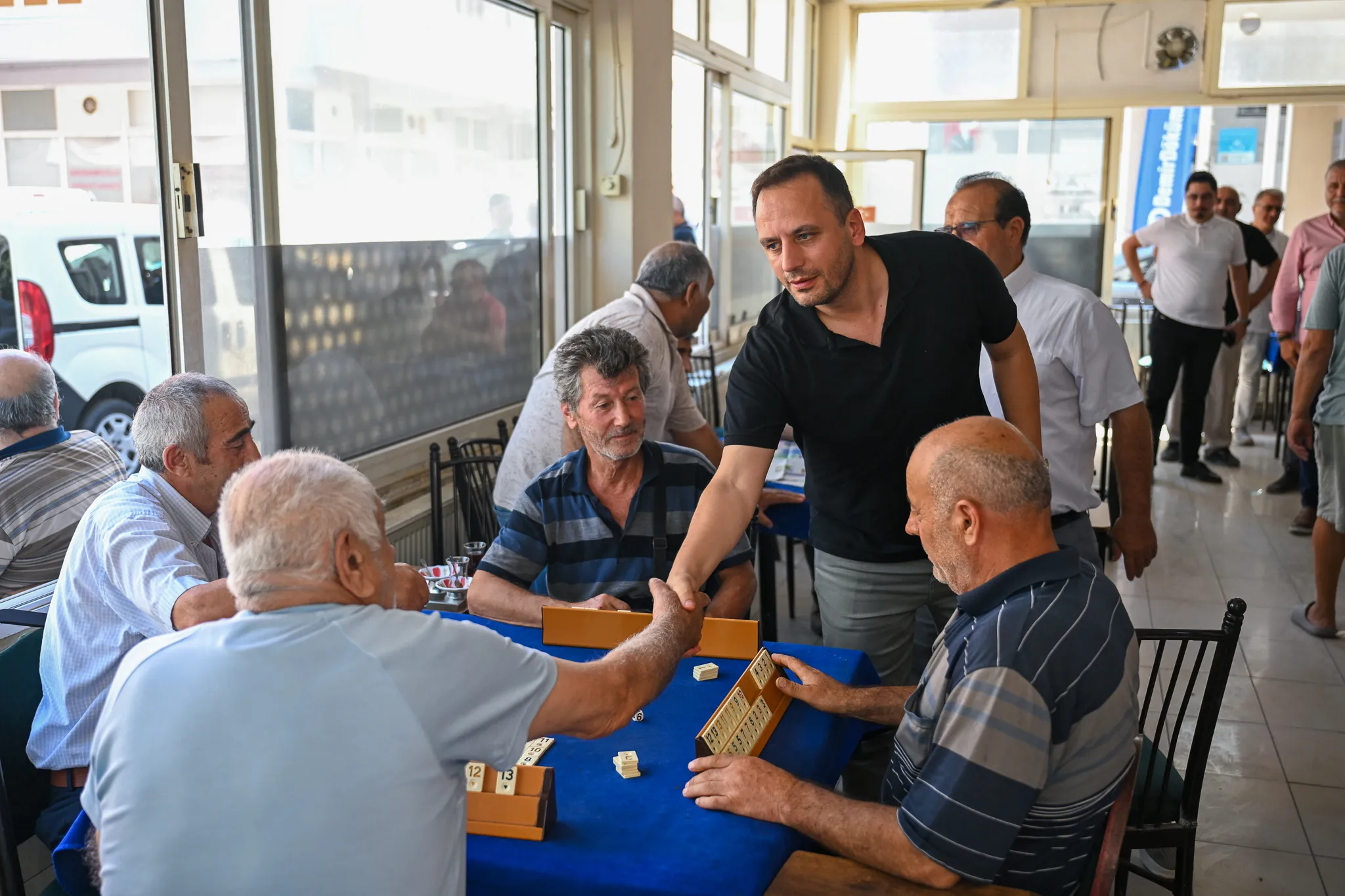 Bornova Belediye Başkanı Ömer Eşki, Ümit Mahallesi Muhtarı Cemal Altın ile kahvehane buluşması gerçekleştirdi