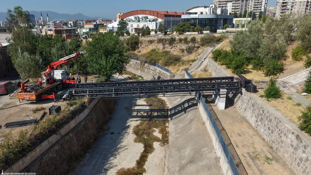 Karşıyaka Latife Hanım Mahallesi’nde Bostanlı Deresi yaya köprüsünde sona gelindi