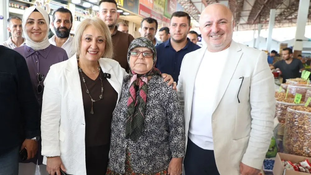 Menderes'te Şen sahaya indi, pazar esnafıyla buluştu